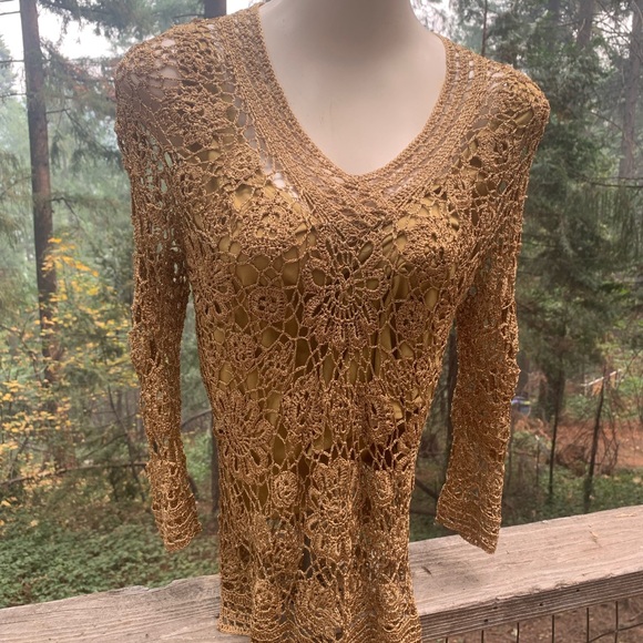 Cable & Gauge burnt gold crochet layered( with cami) neutral pullover sweater - Picture 2 of 12